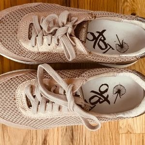 QTBT Ladies Size 9M Flash In Copper Sneakers.